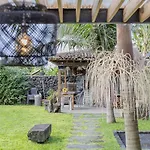 בית הארחה Guestready - Charming Retreat With Garden 4*